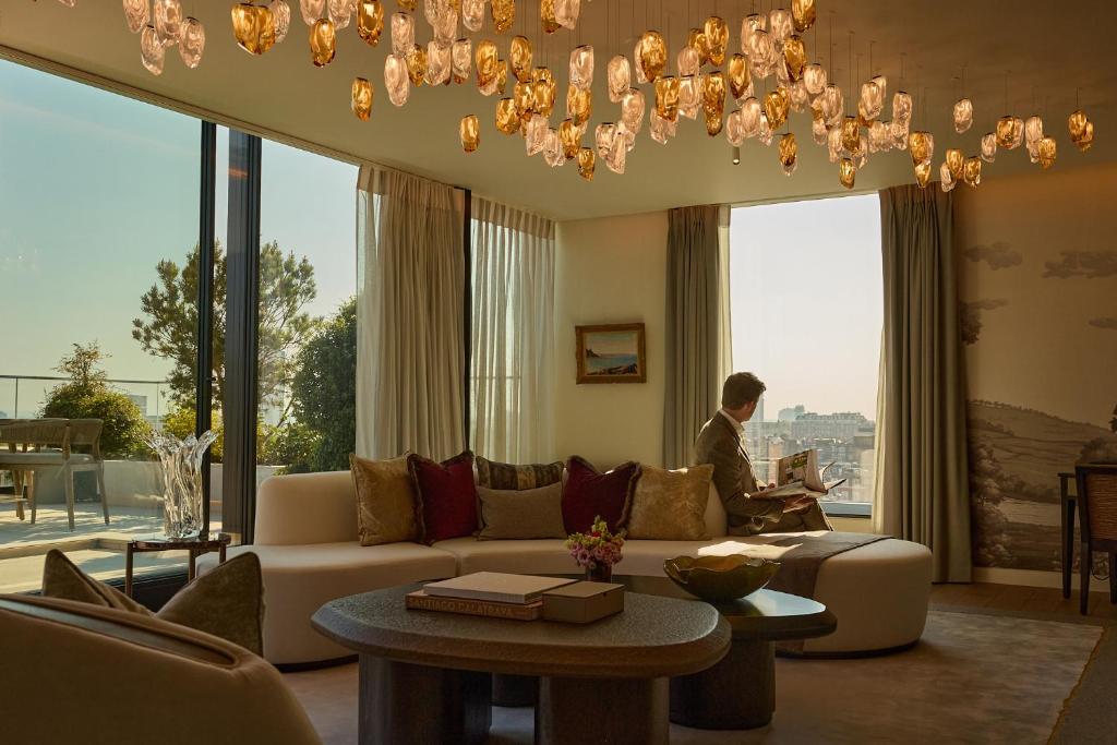 Mandarin Oriental Mayfair London exterior with elegant urban design